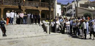 Minuto de silencio convocado por el Ayuntamiento de Chiloeches por la muerte de un matrimonio y de su hija, cuyos cadáveres ha sido encontrados en una casa de la localidad con heridas de arma blanca, tras un incendio en la vivienda
