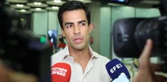 MADRID, 14/04/2024.- Juan Gonzalo Ospina, el abogado de la familia del colombiano Edwin Arrieta (de cuya muerte se acusa al español Daniel Sancho), atiende a la prensa a su llegada este domingo al aeropuerto Adolfo Suárez Madrid Barajas, en Madrid, procedente de Tailandia.EFE/ Kiko Huesca