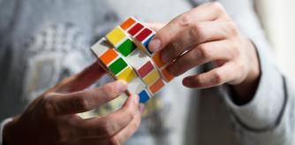 Una persona haciendo un cubo de rubik.