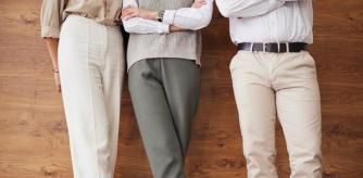 Tres personas en la oficina con estilos diferentes.