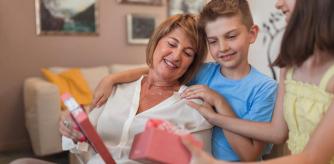 Una madre abriendo un cofre por el Día de la Madre de parte de sus hijos