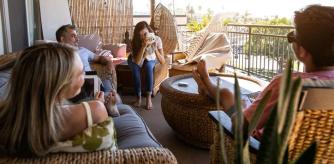 Familia conviviendo en casa.