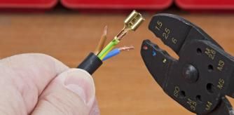 Una persona usando un pelacable.