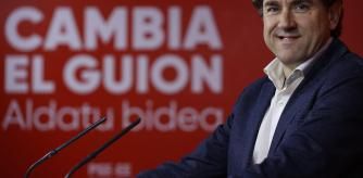 GRAFCAV1969. BILBAO, 29/04/2024.-El secretario general del PSE-EE, Eneko Andueza, este lunes en la sede de los socialistas vascos, donde valoró la decisión del presidente del gobierno Pedro Sánchez de seguir en el ejecutivo. EFE/Luis Tejido