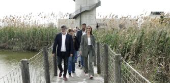 Mijoler, Albiach y otros miembros de los comunes paseando por los espacios naturales de El Prat de Llobregat