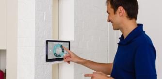 Una persona mirando a través de la pantalla de una mirilla electrónica.