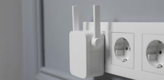 Amplificador de WiFi enchufado en un enchufe de una casa