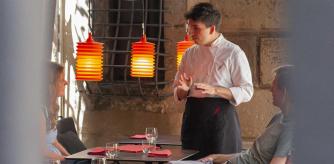 El Dos Palillos de Albert Raurich y Tamae Imachi ofrece una de las  más singulares propuestas  de alta cocina en la ciudad; también en su terraza