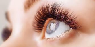 Una persona con pestañas extralargas.