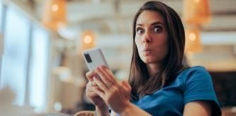 Mujer sorprendida por lo que ve en el móvil