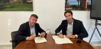 El alcalde de Sant Vicenç de Montalt, Javier Sandoval, y el director de Agbar Maresme, Joaquim Vicens .