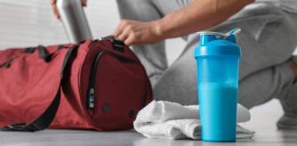 Una persona que se va al gimnasio con su batido con creatina.