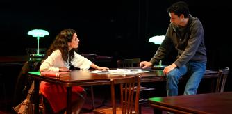 Imatge de 'Tot ocells', de Wajdi Mouawad, amb Guillem Balart, Xavier Boada, Joan Carreras, Màrcia Cisteró, Marissa Josa, Miriam Moukhles, Xavier Ruano i Clara Segura