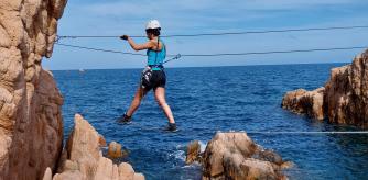 La vía ferrata de la cala del Molí transita sobre el mar