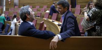 El presidente de la Generalitat, Carlos Mazón, y su vicepresidente Vicente Barrera, en el Hemiciclo.