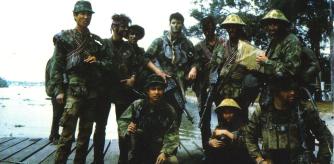 Un grupo de SEALS en un muelle cerca de Ben Tre en el sudeste de Vietnam-