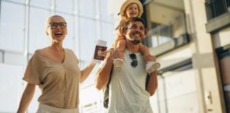 Una pareja con su hija felices porque se van de viaje en familia.