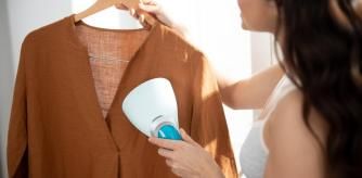 Una mujer planchando cómodamente su camisa