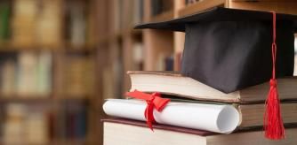 Libros y gorro de graduación.