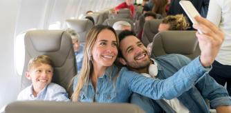Familia feliz viajando en avión