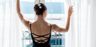 Chica utilizando un vestido con espalda abierta.