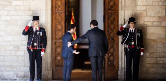 foto XAVIER CERVERA 10/08/2024 salvador illa (PSC) entra con Pere Aragones en el despacho del MH president Generalitat, breve reunion previa a la toma de posesion como nuevo (133) president de la generalitat en el salo sant jordi del palau de la generalitat. Tras ser investido el jueves en el Parlament como 133º presidente de la Generalitat, Salvador Illa ha tomado este mediodía posesión en el Palau de la Generalitat.