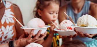 Una familia disfrutando de un helado de hielo triturado.