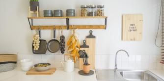 Una cocina pequeña bien ordenada