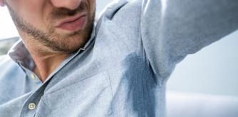 Un hombre con una mancha de sudor en la axila