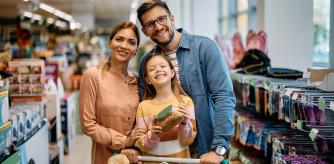 Una familia comprando material escolar.