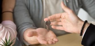 Una pareja alquilando una vivienda.