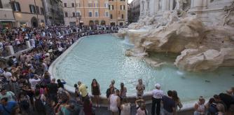 FOTO: MANÉ ESPINOSA. MASIFICACIONDE TURSITAS EN LA FONTANA DI TREVI DE ROMA