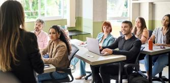 Un grupo de estudiantes de FP en el aula.