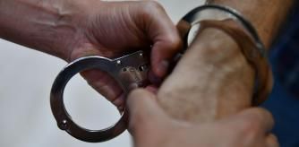 Un detenido esposado por los Mossos d'Esquadra .