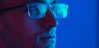 Las personas que pasan muchas horas trabajando o estudiando frente a una pantalla suelen experimentar una sensación de cansancio en los ojos