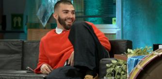 La actitud relajada de Manuel Turizo, con los pies sobre el sofá durante la entrevista en 'La Revuelta', generó una avalancha de comentarios en redes sociales sobre su postura y modales