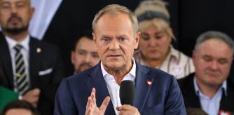 Warsaw (Poland), 12/10/2024.- Polish Prime Minister Donald Tusk (C) speaks during the Civic Coalition convention at the OSIR Sports Hall in Warsaw, Poland, 12 October 2024. At the event, combined with the PO National Council, the Polish prime minister is expected to announce Poland's long-term migration strategy. (Polonia, Varsovia) EFE/EPA/Pawel Supernak POLAND OUT