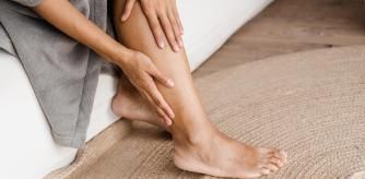 El sedentarismo, problemas de circulación, calzado inadecuado, o la obesidad son las principales causas de esta dolencia