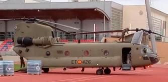 El helicóptero del ejército que ha aterrizado en el Parc Central de Torrent para descargar suministros.