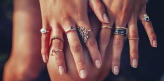 Combina los anillos como más te guste para darle un toque único a tus conjuntos.