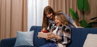 Una hija le da un regalo a su madre, que se sorprende
