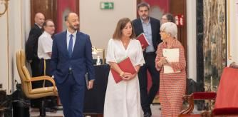 (I-D) El vicepresidente del Congreso, Alfonso Rodríguez Gómez de Celis; la presidenta del Congreso, Francina Armengol, y la portavoz adjunta del PSOE en el Congreso, Isaura Leal, a su llegada a una reunión de la Mesa del Congreso de los Diputados, a 23 de julio de 2024, en Madrid (España).
