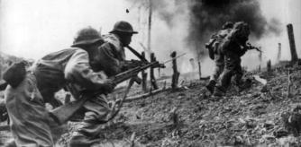 Tropas norvietnamitas durante un asalto.