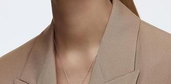 El colgante de Swarovski ideal para llevar en el día a día para un look elegante y versátil.