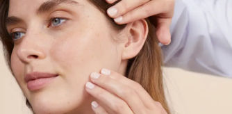 Una crema ligera, que se absorbe rápido y sin acabado graso.