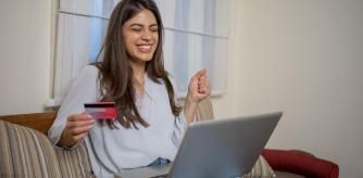 Una chica feliz porque ha encontrado chollos en Amazon