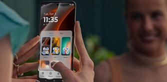 Su pantalla brillante tiene una doble curvatura elegante