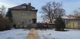 Casa del número 88 de la calle Legionow, vista desde el jardín, en Oswiecem (Polonia), donde vivió con su familia Rudolf Höss, comandante del campo de exterminio de Auschwitz. Foto tomada el 25 de enero de 2025