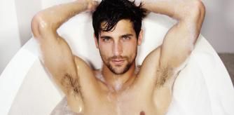 Un hombre guapo en una bañera