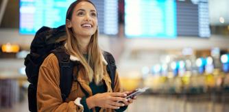 Una chica con una mochila de cabina en el aeropuerto